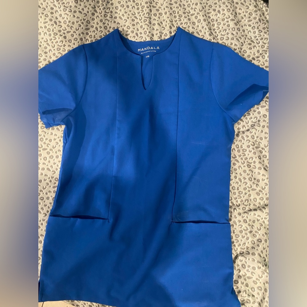 Mandala keyhole scrub top